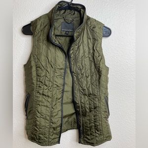 Banana Republic hunter green quilted lightweight vest, size Xsmall. Like new!